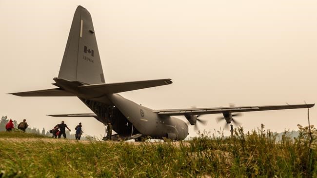 Pikangikum First Nation forest fire evacuees start arriving in Saskatchewan | iNFOnews.ca