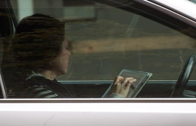 Red light texting still a problem in Canada, says CAA | iNFOnews.ca