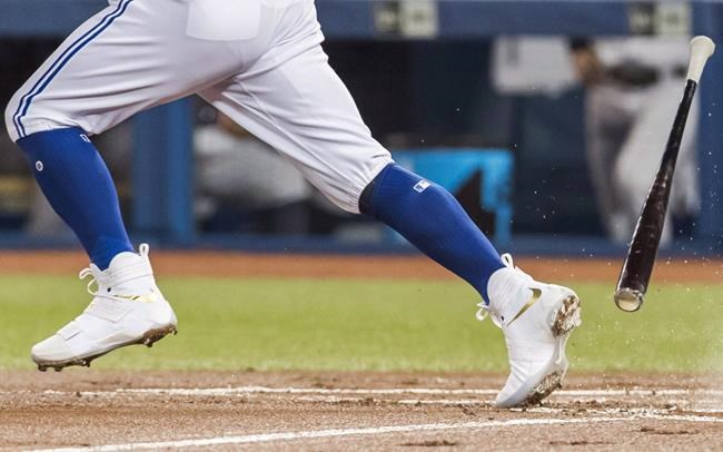 'Wardrobe malfunction' prompted R.A. Dickey to opt for his baseball look | iNFOnews.ca