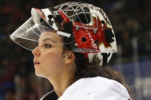 Goaltender Shannon Szabados picks up first win in men's pro league | iNFOnews.ca CP30814817