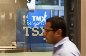 TSX close to correction territory, global economic worries persist, oil plunges | iNFOnews.ca CP30277060