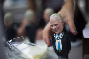 Outgoing Toronto mayor to sell off remaining 'Robbie Bobbie' bobble heads | iNFOnews.ca CP30783794