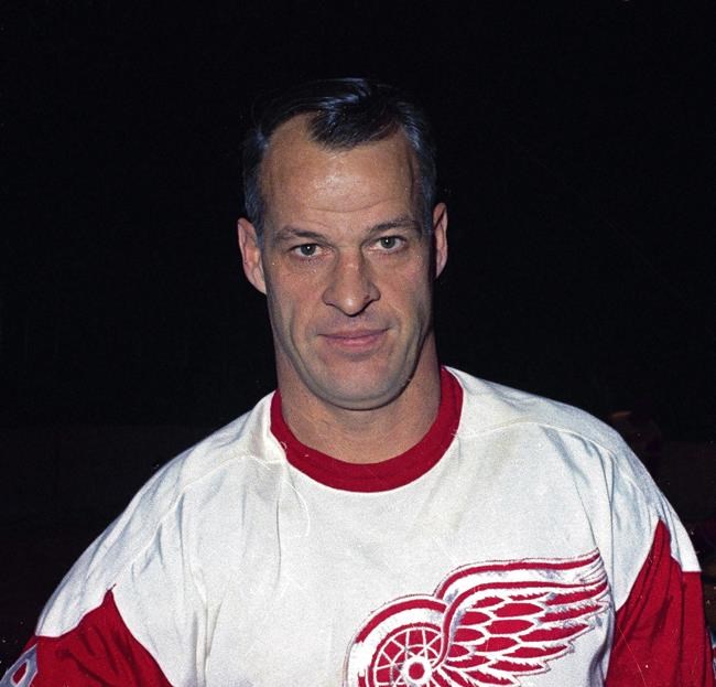Townsfolk overwhelmed by offers to help after theft of Gordie Howe jersey | iNFOnews.ca CP2018606836