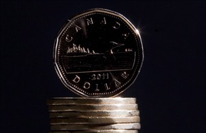 Loonie up: retail sales, U.S. GDP beat forecasts, OECD predicts early rate hike | iNFOnews.ca CP30853589