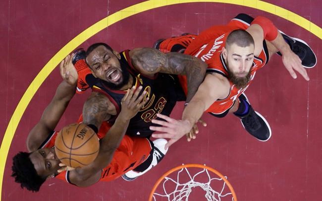 LeBron sinks buzzer-beater as Cavs edge Raptors, take 3-0 playoff stranglehold | iNFOnews.ca