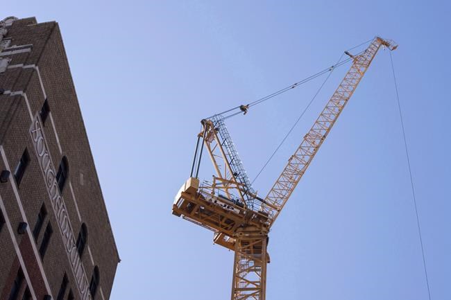 Quebec crane operators back at work Tuesday after 'illegal' one-week strike | iNFOnews.ca CP635315074