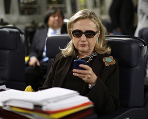 Memo to Canadian politicians: Don't try Hillary Clinton's email tricks at home | iNFOnews.ca CP32180488