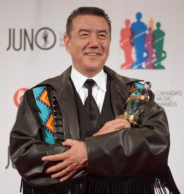 Tom Jackson puts on impromptu concert for snowed-in travellers in Manitoba | iNFOnews.ca