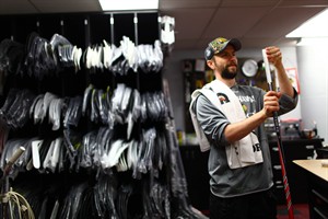 Blackhawks, Capitals honour late equipment man Clint Reif at Winter Classic | iNFOnews.ca CP31313403