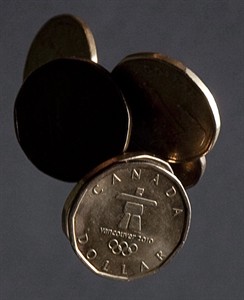 Canadian dollar fades amid strong U.S. GDP data, little else on radar | iNFOnews.ca