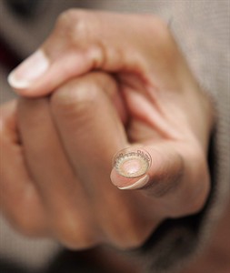 Student whose corneas eaten by amoeba a cautionary tale for contact lens wearers | iNFOnews.ca