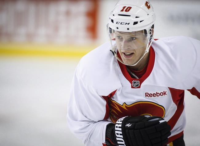 Anaheim's Perry, Calgary's Versteeg apply sandpaper to each other in playoffs | iNFOnews.ca