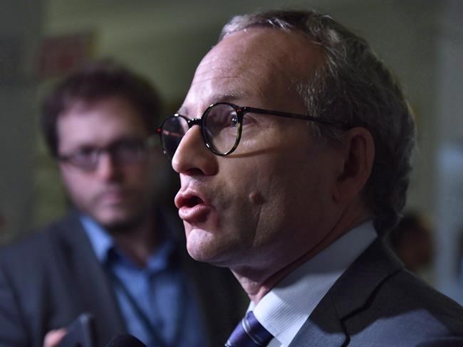 Quebec passes motion against Ottawa's directive allowing knives on planes | iNFOnews.ca