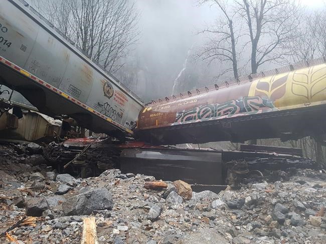Rock slide derails CP Rail freight train in B.C.'s Fraser Canyon | iNFOnews.ca