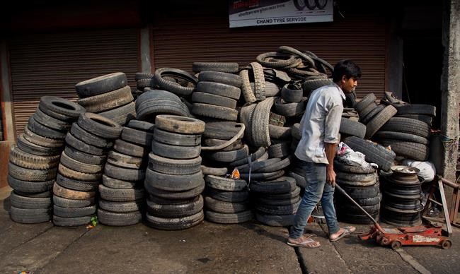 Hamilton scientists find way to dissolve, recycle rubber from car tires | iNFOnews.ca