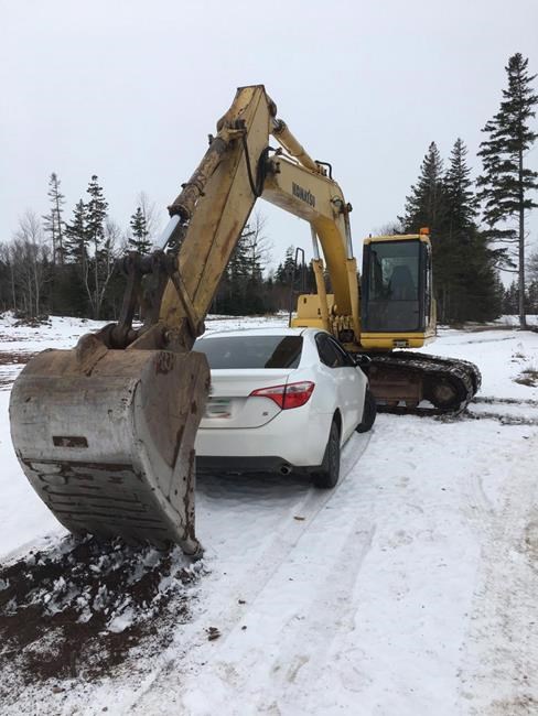 Excavator uses bucket to stop alleged drunk driver on Prince Edward Island | iNFOnews.ca