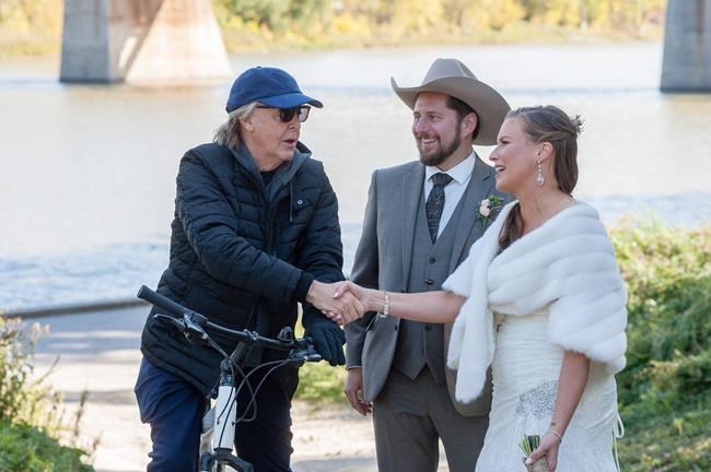 'Dude, that's Paul McCartney:' Former Beatle joins Winnipeg couple's wedding pic | iNFOnews.ca 'Dude, that's Paul McCartney:' Former Beatle joins Winnipeg couple's wedding pic | iNFOnews.ca