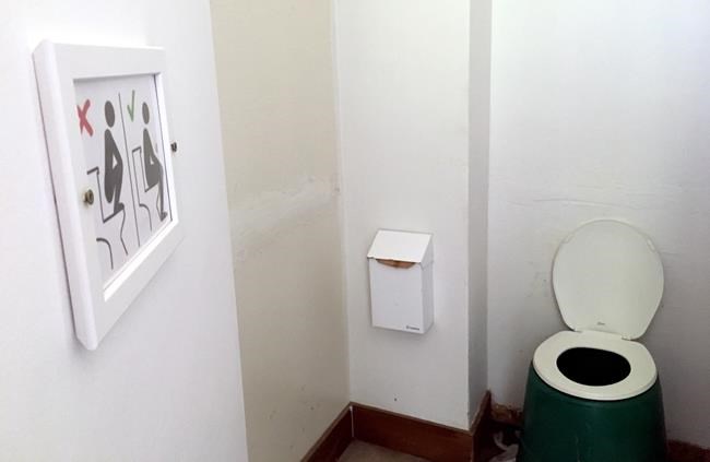 Parks puts up toilet etiquette signs to help international tourists use outhouses | iNFOnews.ca