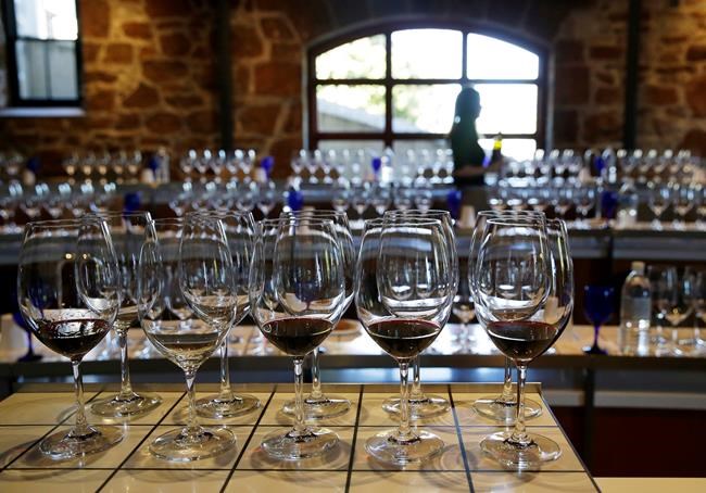 Allow bars, restos to sell alcohol for offsite drinking, Restaurants Canada says | iNFOnews.ca