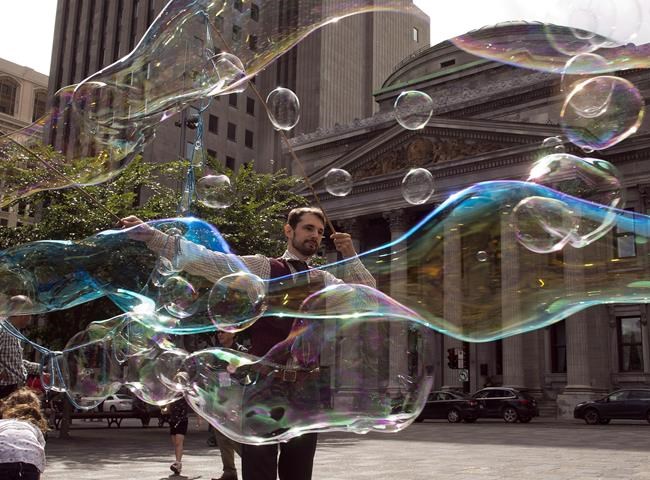 NYC incident sparks debate about etiquette between tourists and street performers | iNFOnews.ca