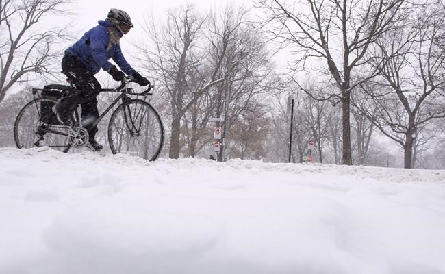 Montreal, which doesn't allow cars to turn right on red, thinks cyclists should | iNFOnews.ca