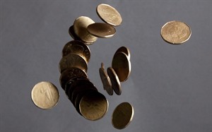 Loonie moves lower as key commodity prices pull back; weak economic data | iNFOnews.ca CP20179434