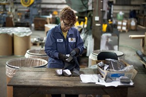 Conn. bell factory that contributed to 'It's a Wonderful Life' resumes production after fire | iNFOnews.ca CP20329494