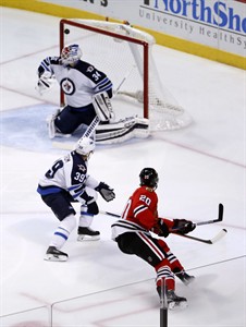 Little, Thorburn score 28 seconds apart in 3rd period to lift Jets to 4-2 win over Blackhawks | iNFOnews.ca