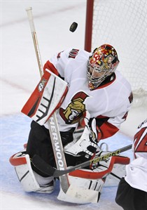 Blackhawks beat Senators 2-1 in solid debut by rookie goalie Scott Darling | iNFOnews.ca