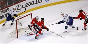 Daniel Sedin scores 2 goals as Vancouver Canucks beat Chicago Blackhawks 5-4 in overtime | iNFOnews.ca CP31863908