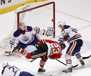 Newcomer Vermette scores in shootout to give Blackhawks 2-1 win over Oilers | iNFOnews.ca CP32184984