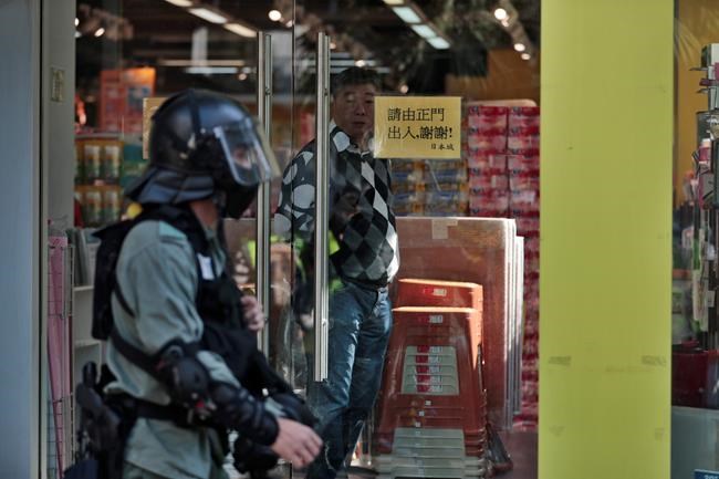 Hong Kong protesters vandalize subway station, storm mall | iNFOnews.ca