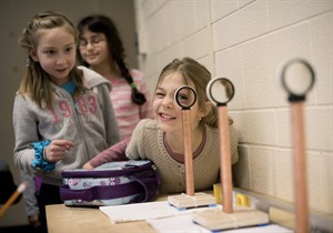 Canadian universities attracting kids, especially girls, to sciences | iNFOnews.ca CP32103076