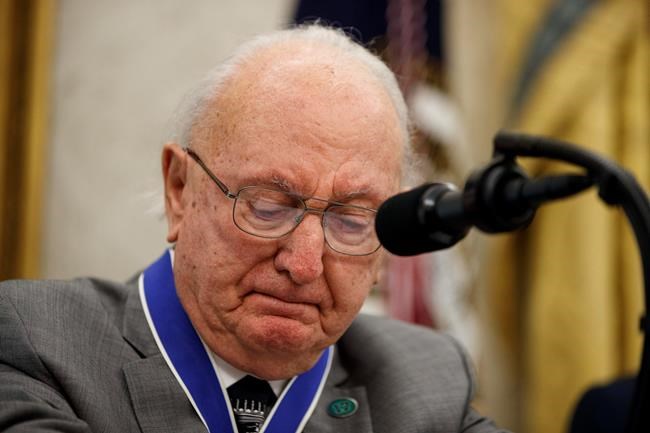Trump awards Medal of Freedom to NBA star Bob Cousy | iNFOnews.ca