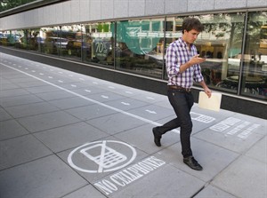 National Geographic TV show experiment puts cellphone and no cellphone lanes on DC sidewalk | iNFOnews.ca CP29172884