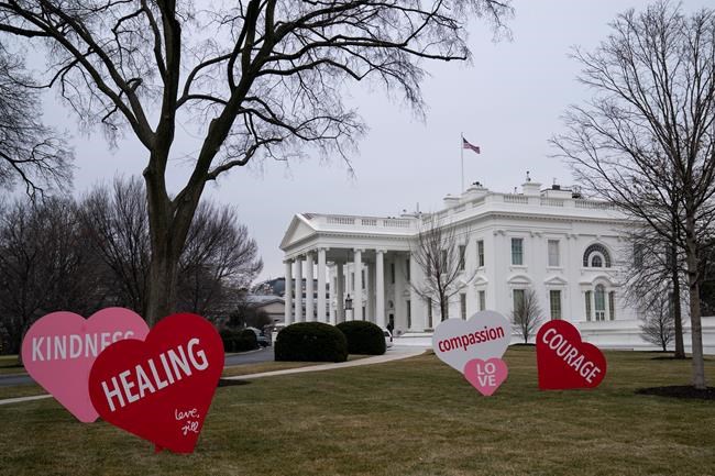 Biden views Valentine's Day decorations on WH lawn | iNFOnews.ca