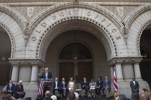 Donald Trump pledges to build one of world's finest hotels 4 blocks from White House | iNFOnews.ca CP29231522