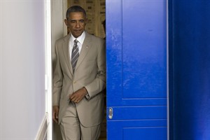 Taupe and change: Obama's switch from dark to tan suit for serious statement | iNFOnews.ca CP29672577