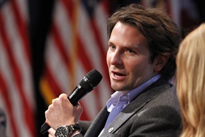 Michelle Obama, Bradley Cooper back challenge to TV, film producers to accurately portray vets | iNFOnews.ca CP31700173