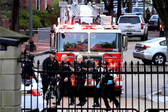 Secret Service: man lit jacket on fire outside White House | iNFOnews.ca Secret Service: man lit jacket on fire outside White House | iNFOnews.ca