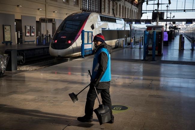 French strikes going strong on Day 4; government huddles | iNFOnews.ca