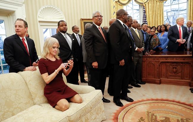 Kellyanne Conway kneels on Oval Office couch, sparks debate | iNFOnews.ca