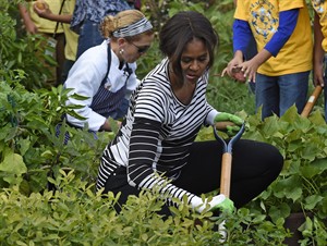 Michelle Obama dances with turnip to promote healthy eating, White House garden | iNFOnews.ca CP30298064