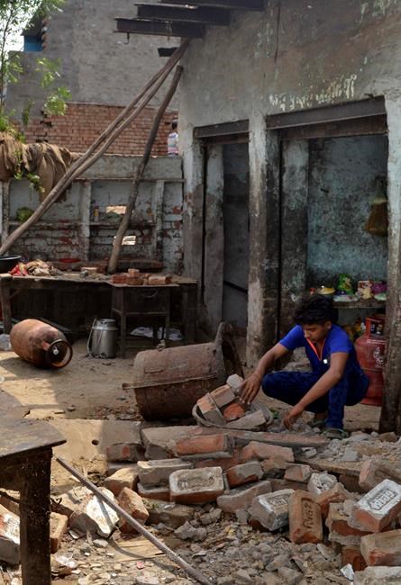 Indian workers repair damage after deadly dust storm | iNFOnews.ca