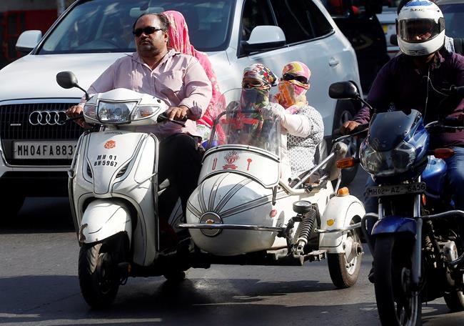 Parts of India ban daytime cooking as hundreds die of heat | iNFOnews.ca