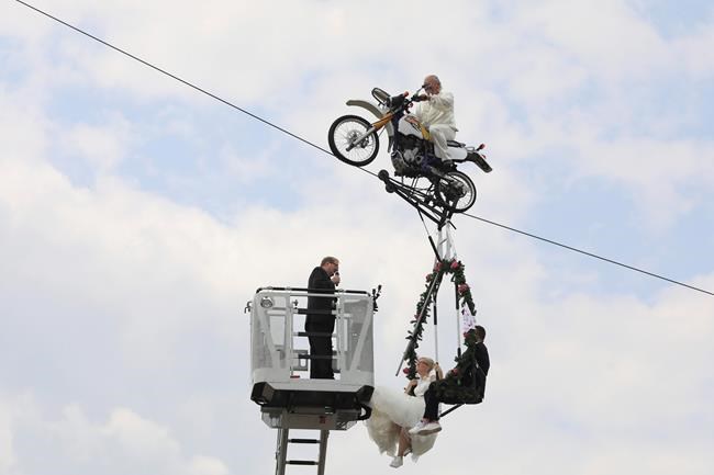 Vows in the air: German couple married in tightrope wedding | iNFOnews.ca