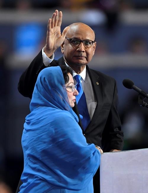 Father of fallen Muslim soldier blasts Trump at convention | iNFOnews.ca