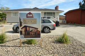 The construction sign in the driveay of a home