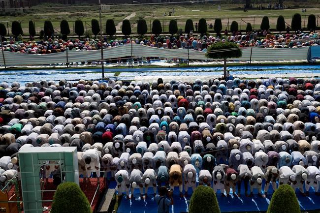 Troops let some Muslims go to mosques in locked-down Kashmir | iNFOnews.ca