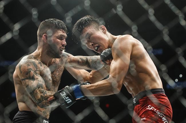 Max Holloway defends UFC featherweight belt, beats Frankie Edgar at UFC 240 | iNFOnews.ca